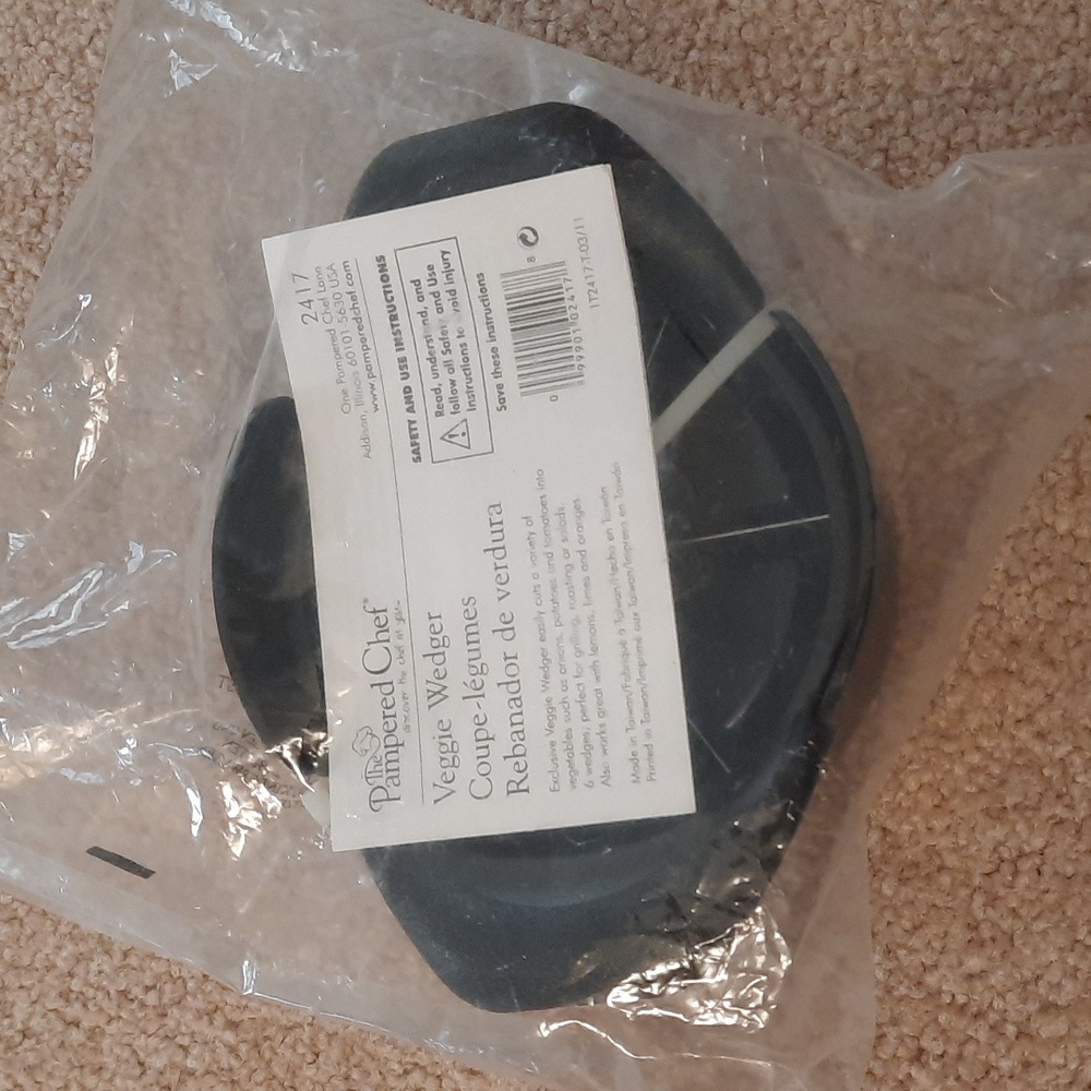 NWT Sealed Pampered Chef Veggie Wedger